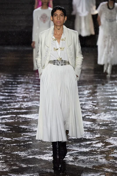 Look 16